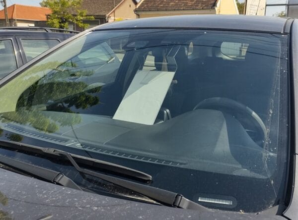 Suport plexi format A4 în parbrizul auto